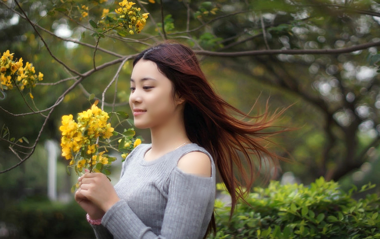 耀世平台官网：《是女儿是妈妈》第一期上线 欧阳娜娜家庭氛围温馨有爱